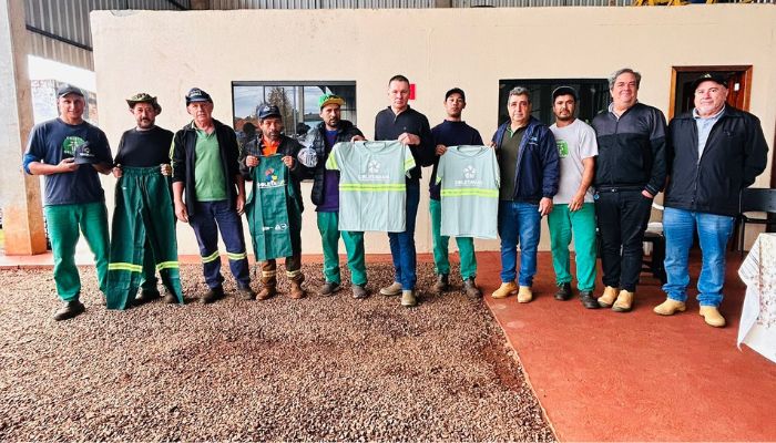 Campo Bonito - Governo Municipal reforça valorização dos catadores com homenagem e entrega de uniformes